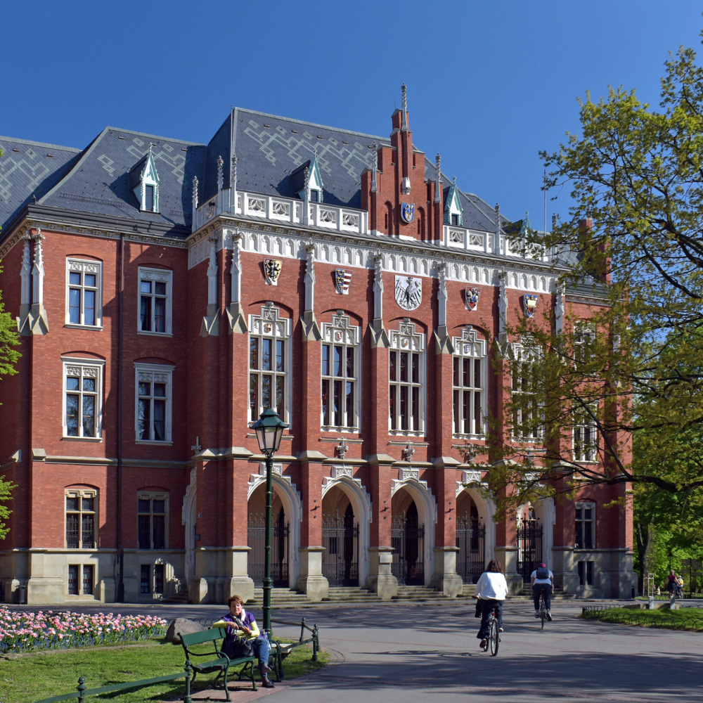 Jagiellonian_University_Collegium_Novum,_1882_designed_by_Feliks_Księżarski,_24_Gołębia_street,_Old_Town,_Krakow,_Poland