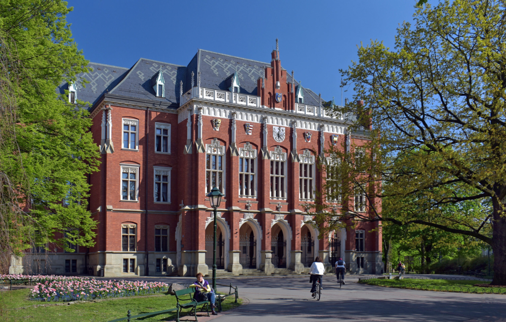 Jagiellonian_University_Collegium_Novum,_1882_designed_by_Feliks_Księżarski,_24_Gołębia_street,_Old_Town,_Krakow,_Poland