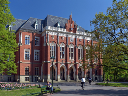 Jagiellonian_University_Collegium_Novum,_1882_designed_by_Feliks_Księżarski,_24_Gołębia_street,_Old_Town,_Krakow,_Poland